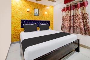 Postel nebo postele na pokoji v ubytování Hotel O Rajadhani