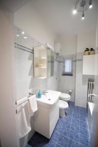 een witte badkamer met een wastafel en een toilet bij La Filarocca B&B in Florence