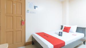 Letto o letti in una camera di RedDoorz at Isabelita Hotel Tuguegarao City