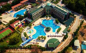 Bazén v ubytování Eldar Resort Hotel nebo v jeho okolí