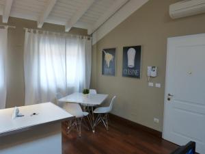 a dining room with a white table and chairs at Residenza Porta D'Azeglio in Bologna