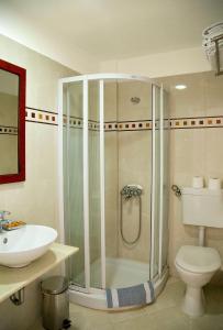 Kúpeľňa v ubytovaní Theodora Rooms + 37 fotografií