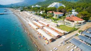 - une vue aérienne sur une plage avec des parasols dans l'établissement Eldar Resort Hotel, à Kemer