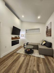 バンクーバーにあるCentral & Modern Whole House in Vancouverのソファとテーブルのあるリビングルーム