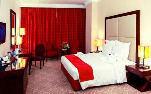 Cama ou camas em um quarto em Grand Regal Hotel