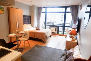 una habitación de hotel con una cama y una mesa en Condo in Makati with Fast WiFi, Free Pool, Netflix and Own Balcony, en Manila 53 fotos más
