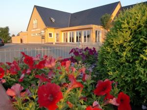 a house with a garden of flowers in front of it at Landhaus Bennstedt in Bennstedt