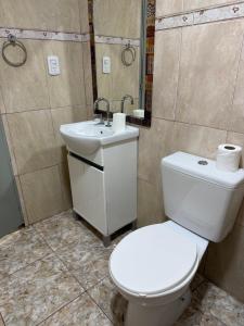 フェデラシオンにあるTu lugar de Descansoの白いトイレと洗面台のあるバスルーム +14枚の写真