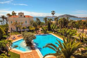 uma vista aérea de um resort com uma piscina em Villa Irlanda Grand Hotel em Gaeta