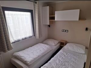 Katil atau katil-katil dalam bilik di Ferienhaus Chalet Spaciosa Lauwersmeer +3 gambar