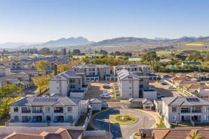 eine Luftansicht eines Vororts mit Häusern in der Unterkunft Cozy Apartment in Brackenfell, Cape Town, ZA in Brackenfell