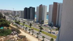 a view of a city with tall buildings and a highway at Pronejoet Departamentos La Herradura in Coquimbo