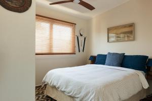 En eller flere senge i et værelse på BAY PROPERTIES . The Sailor Shack + 10 billeder