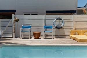Swimmingpoolen hos eller tæt på BAY PROPERTIES . The Sailor Shack