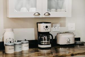 eine Kaffeemaschine auf einer Theke in einer Küche in der Unterkunft Compass View in Nieu-Bethesda