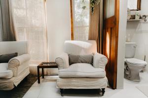 ein Wohnzimmer mit 2 Stühlen und einem WC in der Unterkunft Compass View in Nieu-Bethesda + 204 Fotos