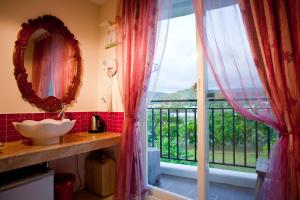 墾丁的住宿－墾丁長禧旅店，一间带水槽的浴室和一个美景窗户