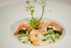 a plate of food with shrimp and vegetables at Hôtel Restaurant & Spa Plaisir in Le Bois-Plage-en-Ré