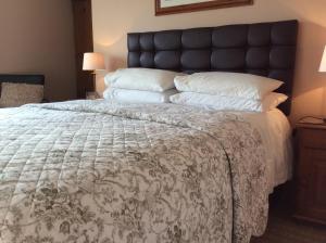 Voodi või voodid majutusasutuse Sneem River Lodge Bed & Breakfast toas
