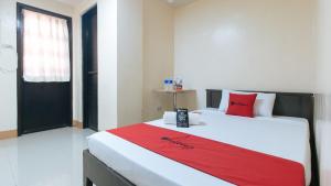 Letto o letti in una camera di RedDoorz at Isabelita Hotel Tuguegarao City