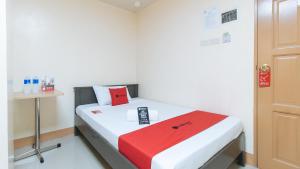 Letto o letti in una camera di RedDoorz at Isabelita Hotel Tuguegarao City