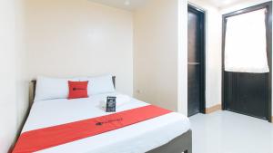 Letto o letti in una camera di RedDoorz at Isabelita Hotel Tuguegarao City