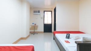 Letto o letti in una camera di RedDoorz at Isabelita Hotel Tuguegarao City