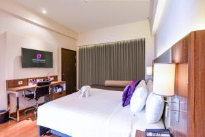 Premier Place Surabaya Airport客房内的一张或多张床位