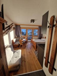 ein Wohnzimmer mit Couch und Tisch in der Unterkunft Bergidyll Ramsau Top7 in Ramsau am Dachstein