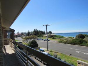 balcón con vistas a la carretera y al océano en Upstairs Beachfront Unit in Central Location, en Victor Harbor