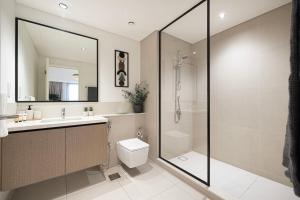 a bathroom with a toilet and a sink and a shower at Burj Crown - First Class Boulevard View, 9 min Walk Dubai Mall in Dubai