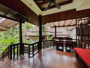 En balkong eller terrasse på Aonang Phu Pi Maan Resort & Spa