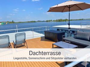 MaasbommelHausboot Claudia Maasbommel的带沙发和遮阳伞的船甲板 更多29张照片