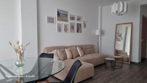 利马索尔Beach apartment's的带沙发和玻璃桌的客厅