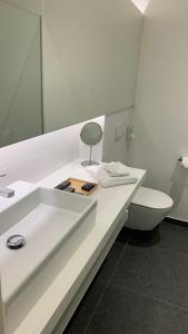 TessenderloにあるBoutique hotel-restaurant De Lindehoeveの白い洗面台とトイレのあるバスルーム