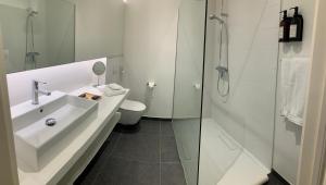 TessenderloにあるBoutique hotel-restaurant De Lindehoeveの洗面台、トイレ、シャワー付きのバスルーム +18枚の写真