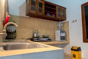 Dapur atau dapur kecil di Griyaponcowolo Syariah Full Furnished Family Home in Central Jogja +56 gambar