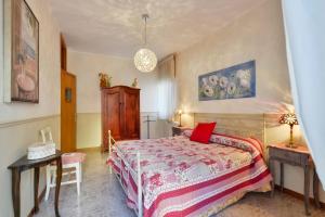 A bed or beds in a room at La Bouganville Holiday House