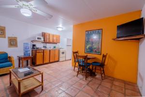 Una sala de estar con una mesa y una cocina. en Seven Seas Resort Adults Only, en San Pedro 23 fotos más