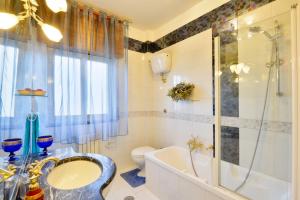 A bathroom at La Bouganville Holiday House