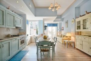 - une cuisine avec une table, des chaises et un canapé dans l'établissement La Bouganville Holiday House, à Agropoli