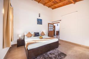 a bedroom with a bed in a room at Alaya Stays 3BHK Rose Haven near Kainchi Dham in Bhowāli