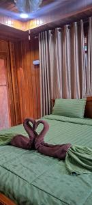 una serpiente sobre una cama en Cetli house farm &stay, en Ban Khlong Son