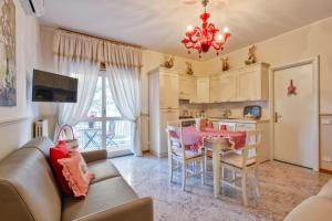 A kitchen or kitchenette at La Bouganville Holiday House