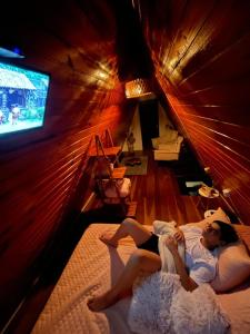 TV a/nebo společenská místnost v ubytování Chalé Estância do Coruja