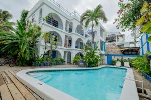 una piscina frente a un edificio en Seven Seas Resort Adults Only, en San Pedro