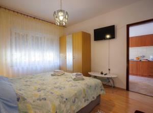 Posteľ alebo postele v izbe v ubytovaní Beachfront Cozy Krk Apartment with Balcony