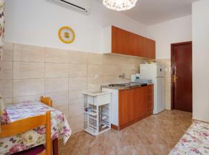 Kuchyňa alebo kuchynka v ubytovaní Beachfront Cozy Krk Apartment with Balcony + 7 fotografií