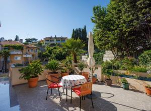 Vonkajšia záhrada v ubytovaní Beachfront Cozy Krk Apartment with Balcony