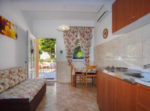 Kuchyňa alebo kuchynka v ubytovaní Beachfront Cozy Krk Apartment with Balcony
